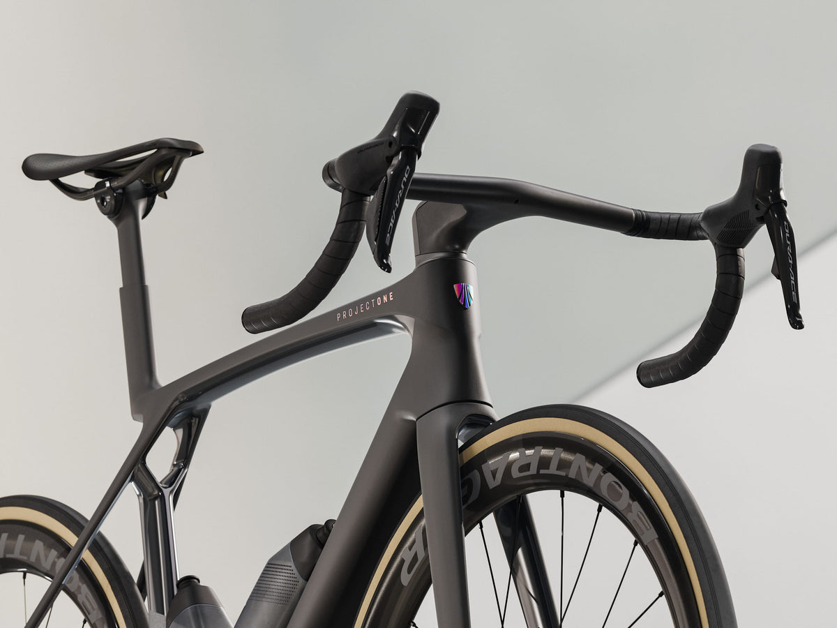Trek Madone SLR 9 Gen 8 Matte Carbon Smoke/Prismatic Pearl