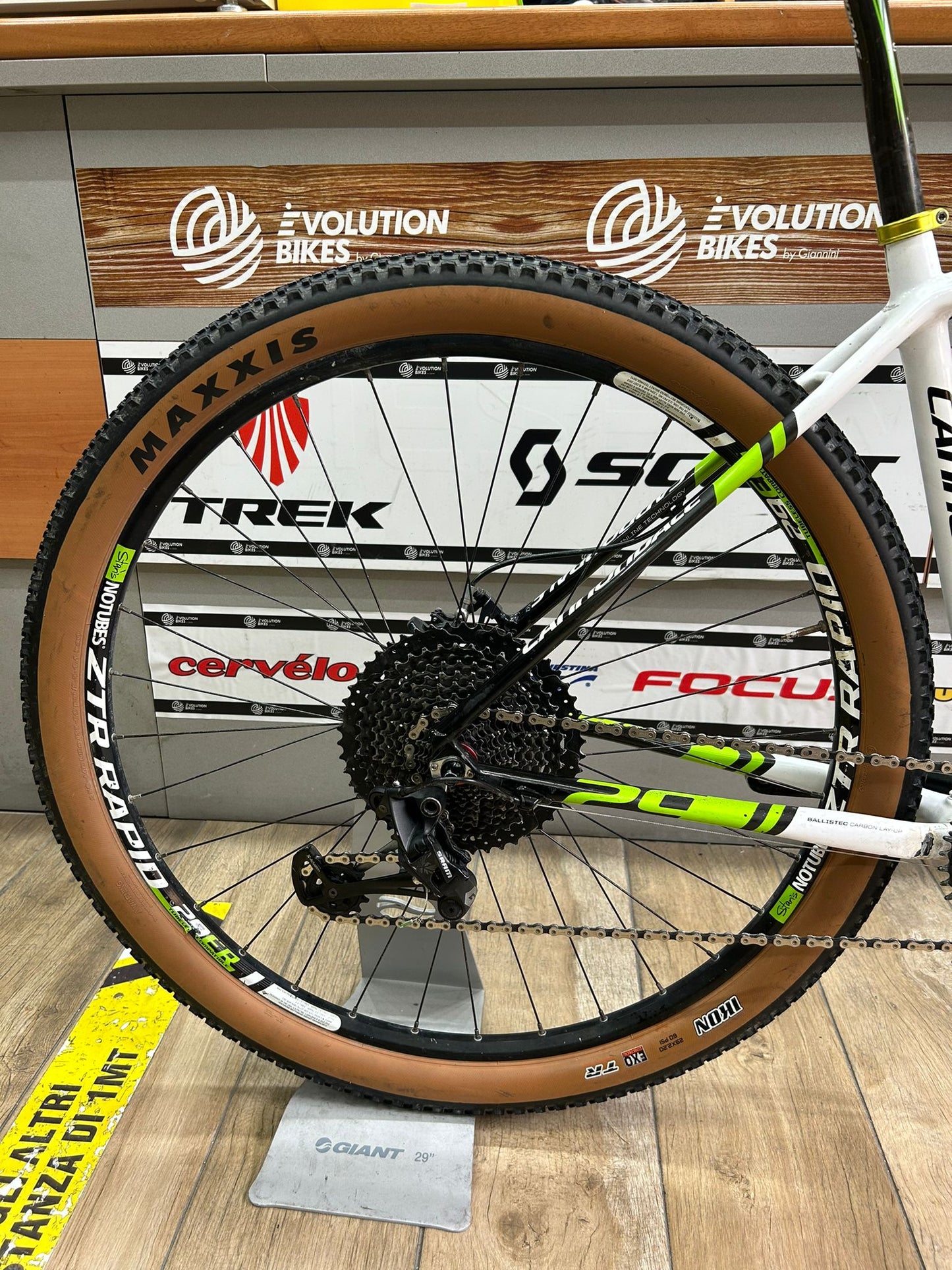 Cannondale F29 Tamaño de carreras de fábrica L - Usado